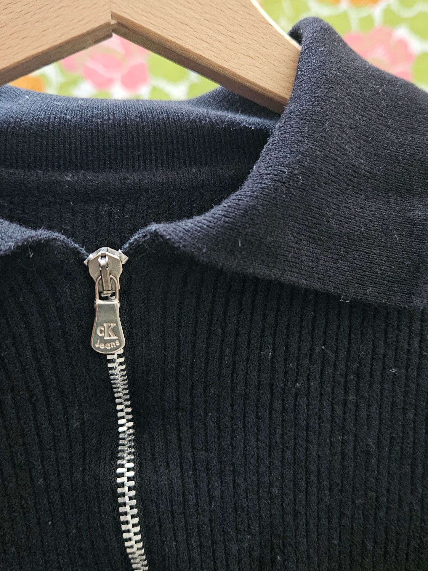 Pull noir col zippé
