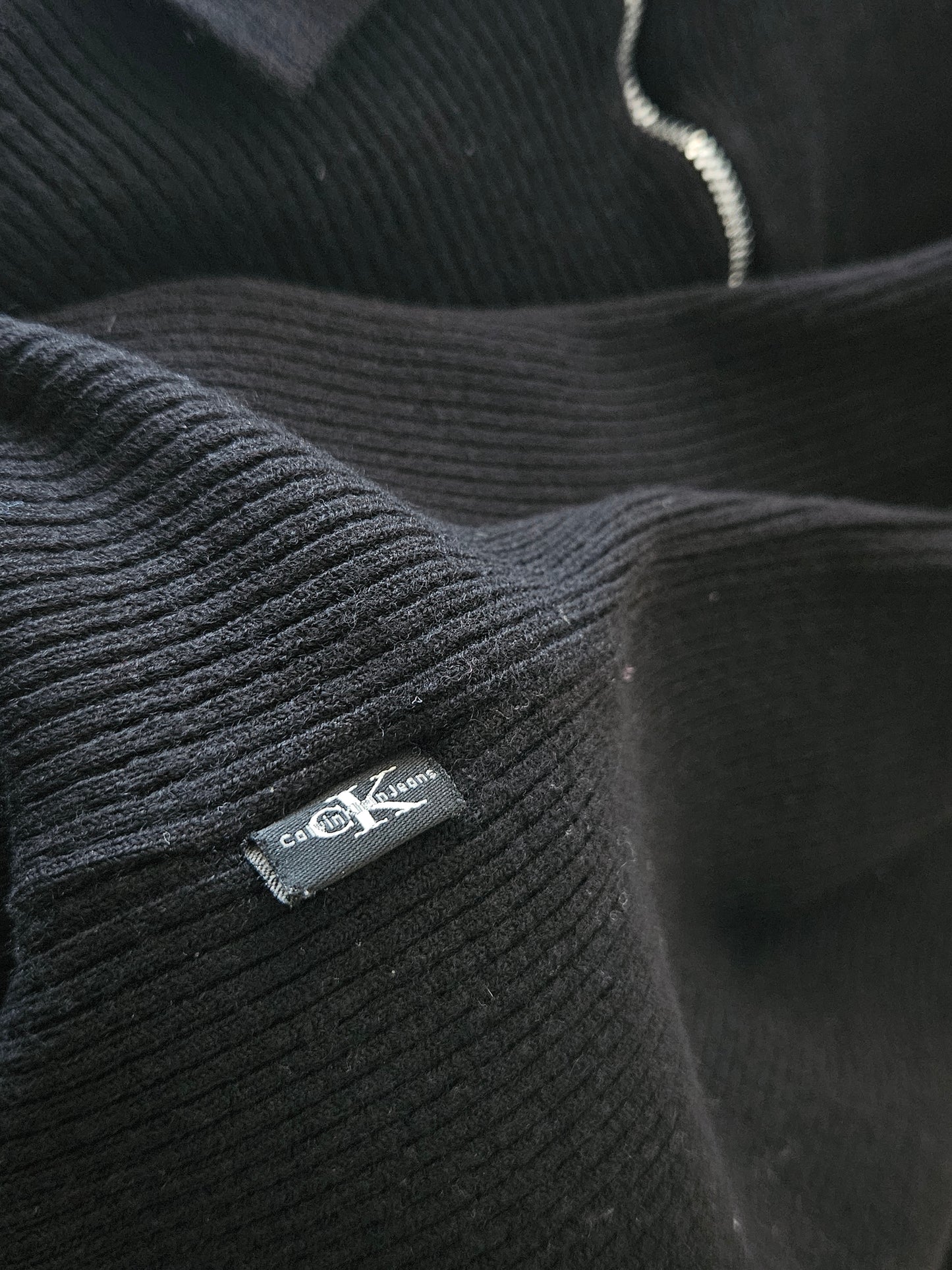 Pull noir col zippé