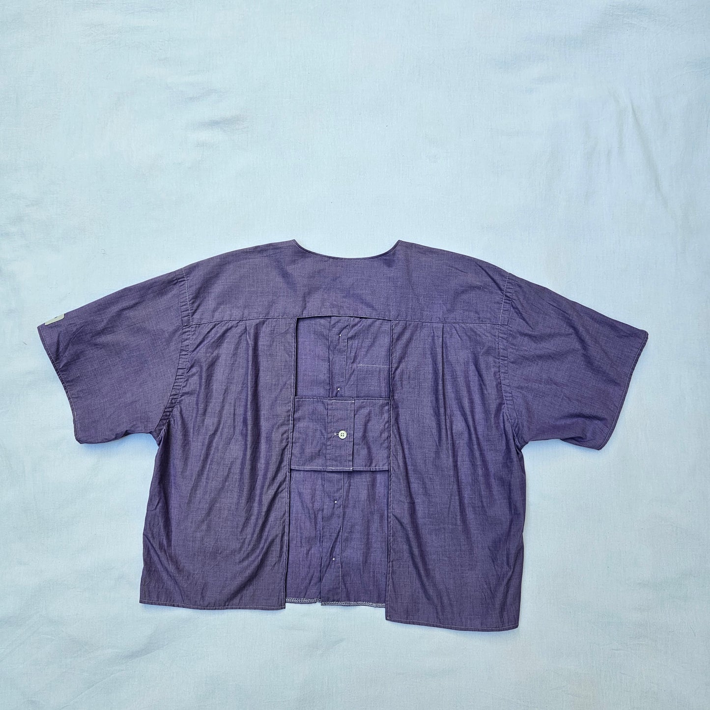 Blouse violette dos nu