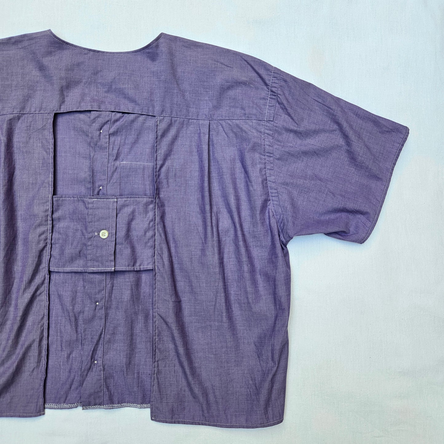 Blouse violette dos nu