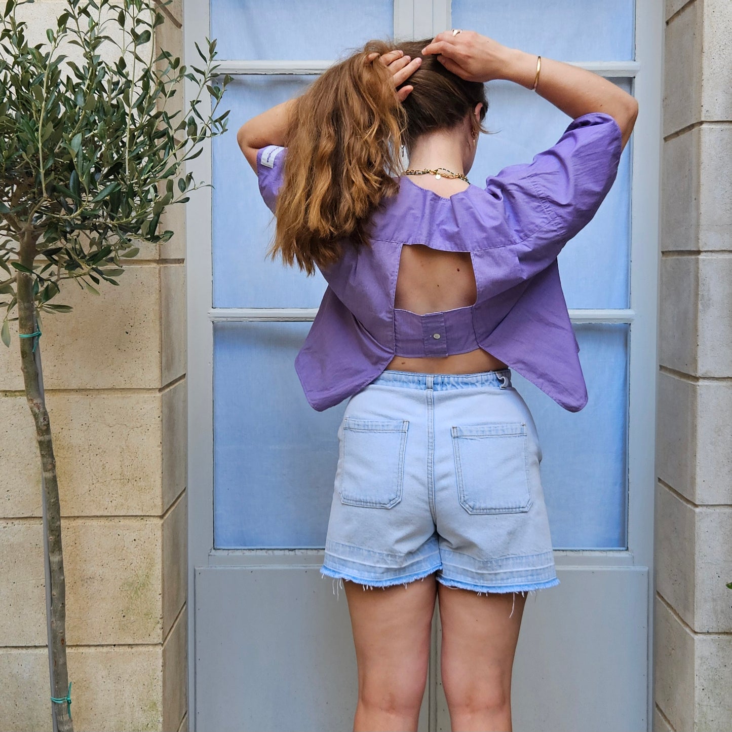 Blouse violette dos nu