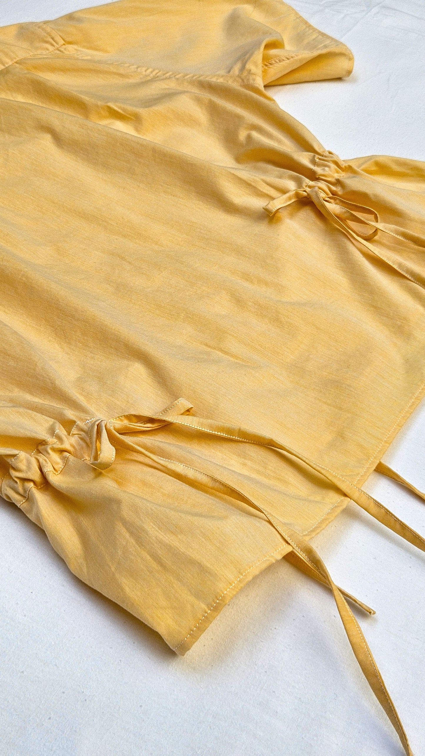 Blouse jaune à nouer