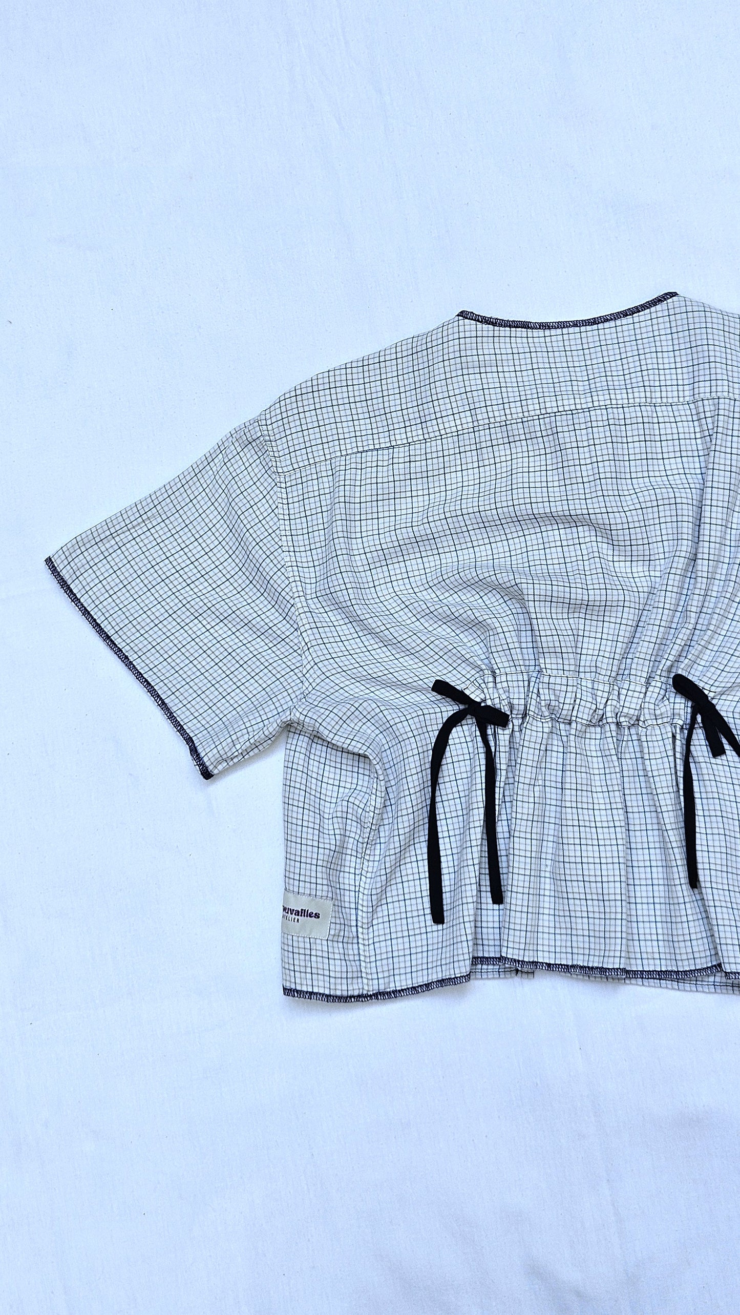 Blouse à carreaux à nouer