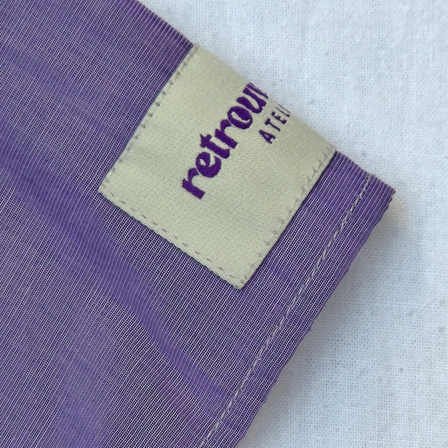Blouse violette dos nu