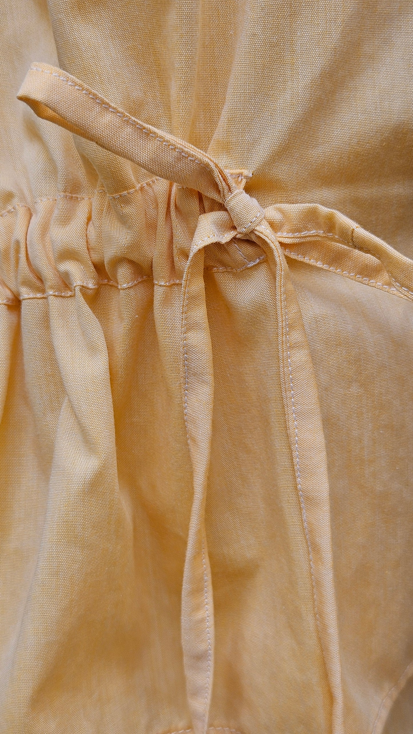 Blouse jaune à nouer