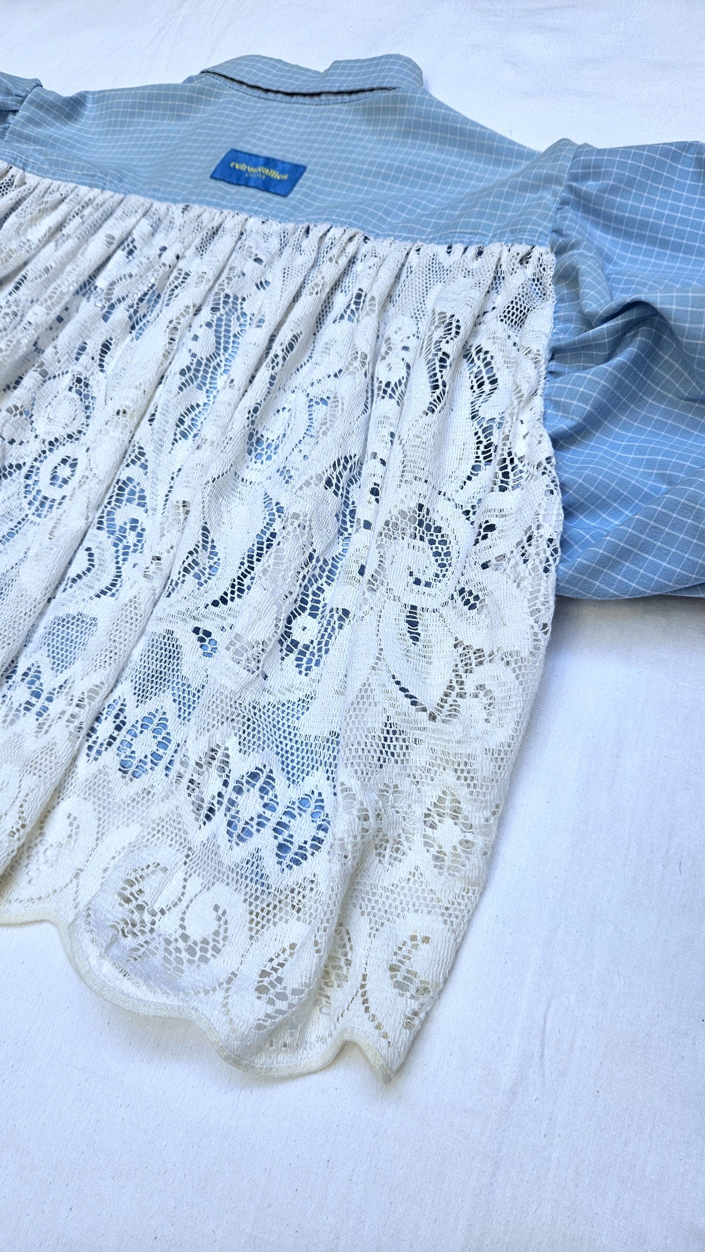 Blouse à crocodile carreaux et dentelle