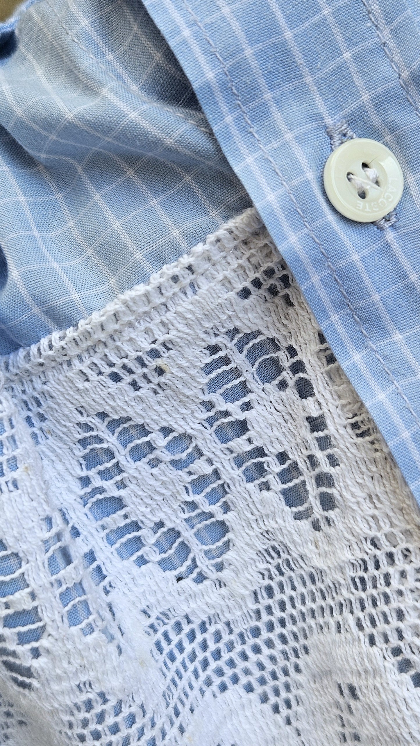 Blouse à crocodile carreaux et dentelle