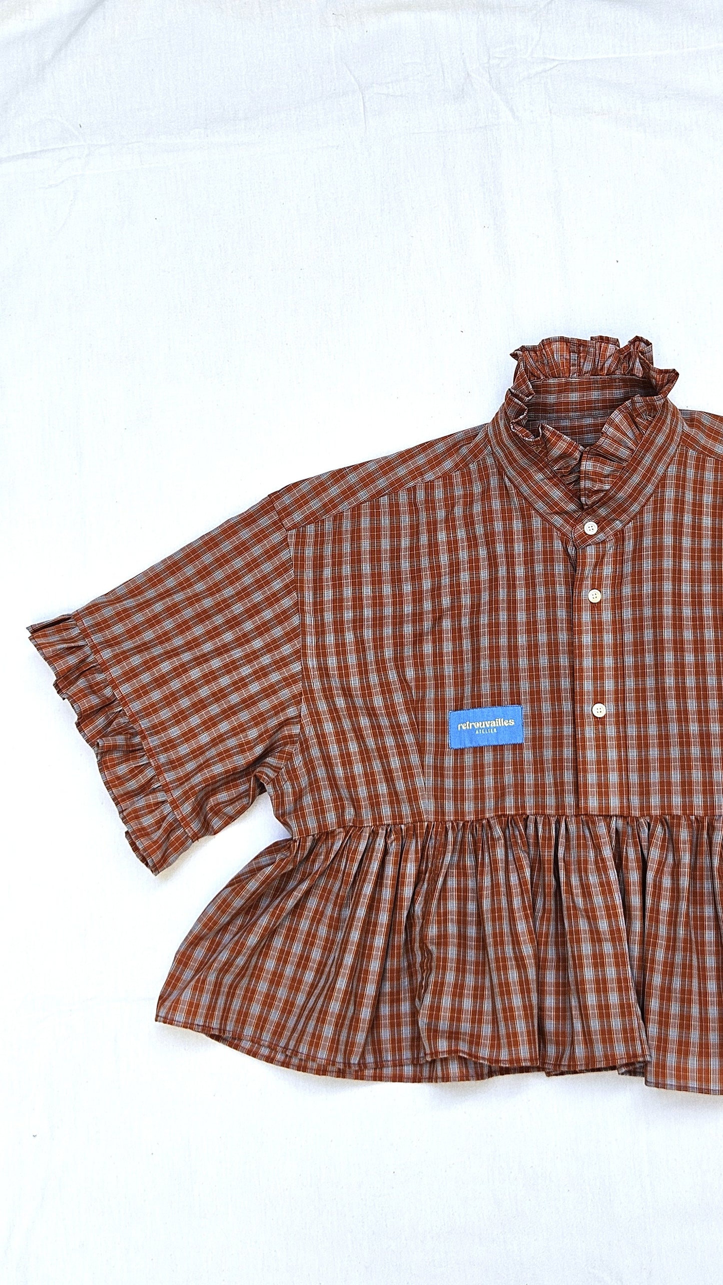 Blouse à carreaux et volants