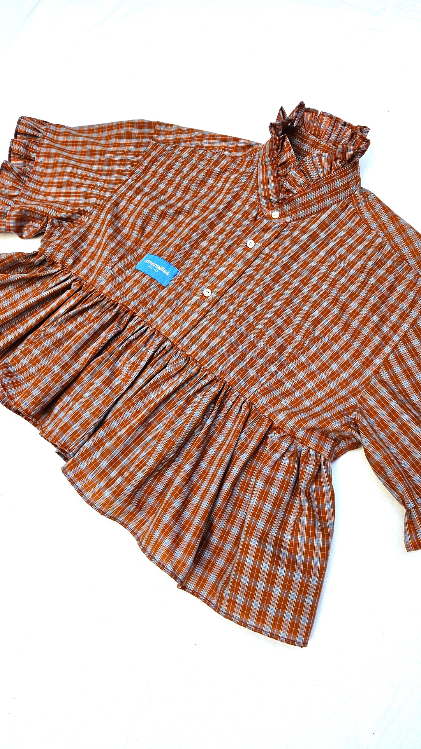 Blouse à carreaux et volants