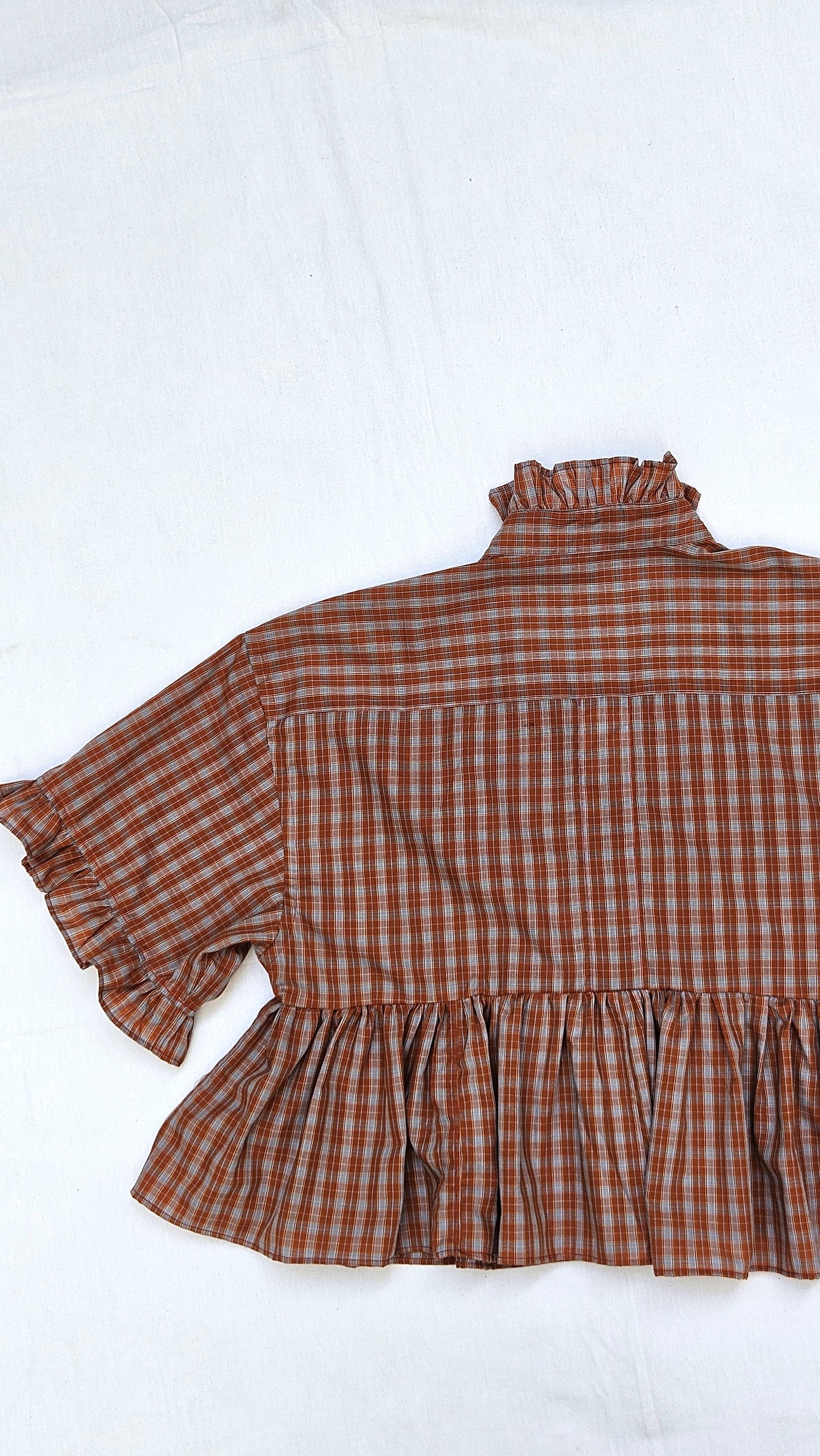Blouse à carreaux et volants