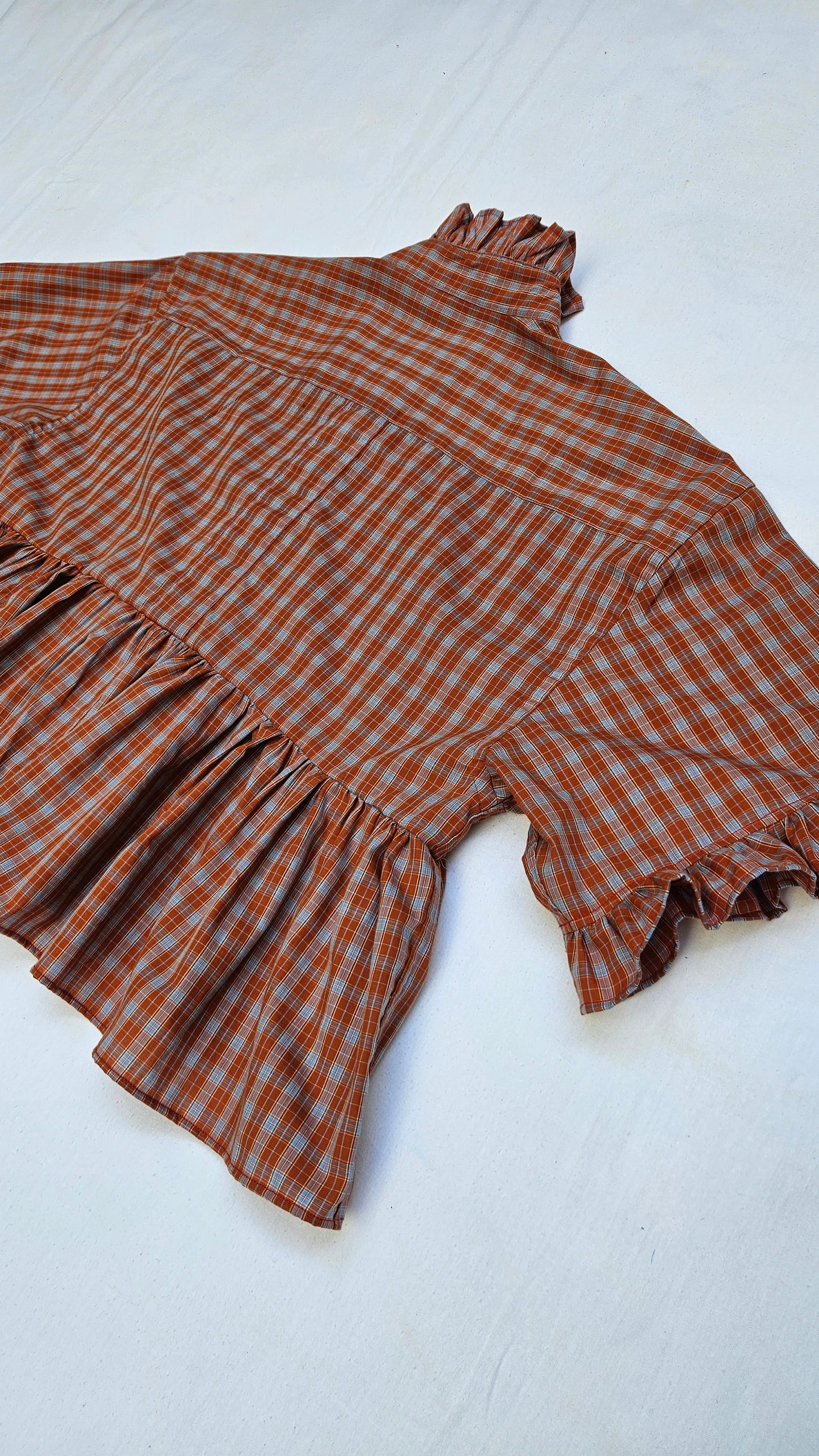 Blouse à carreaux et volants
