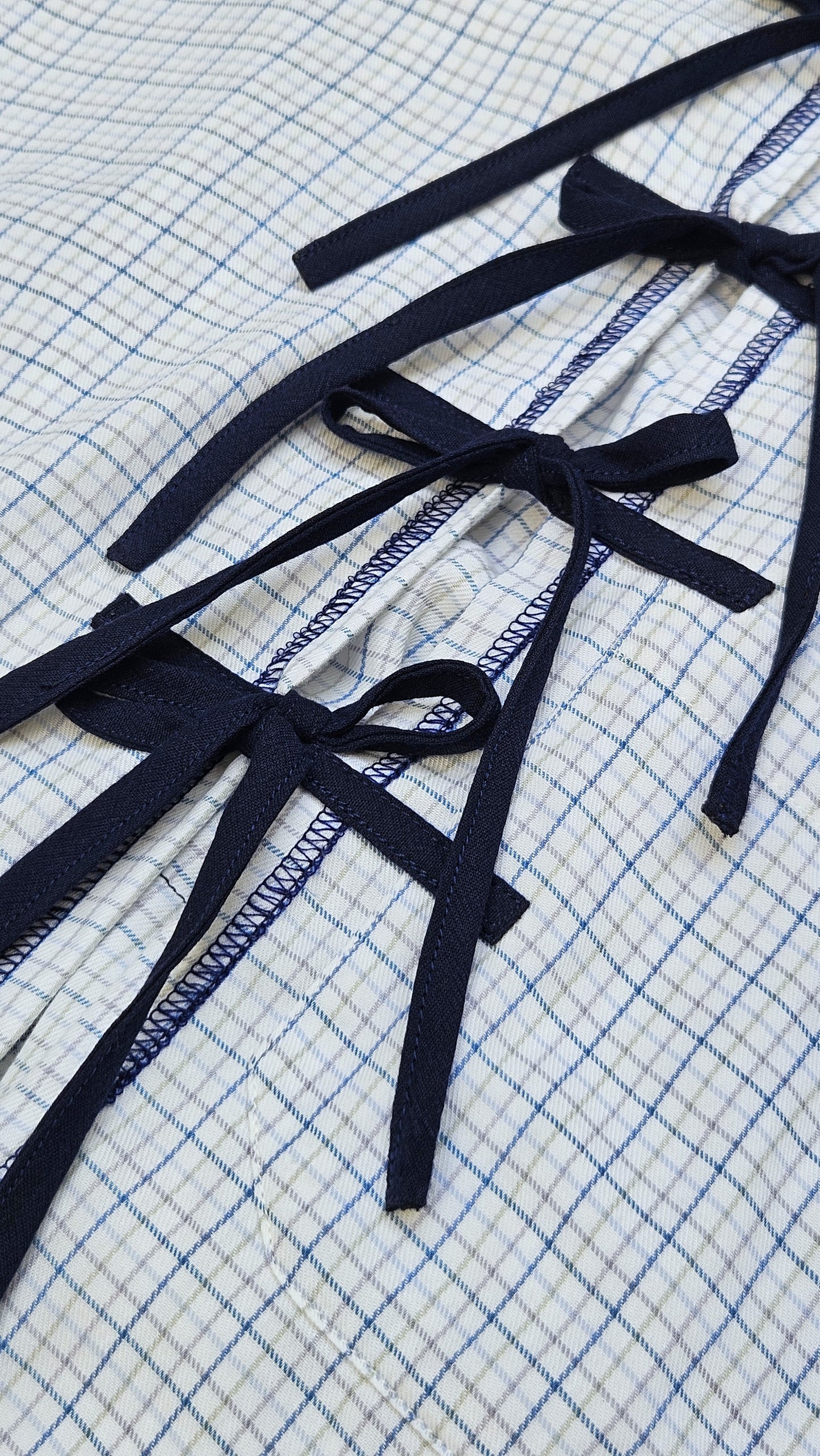 Blouse à carreaux à nouer