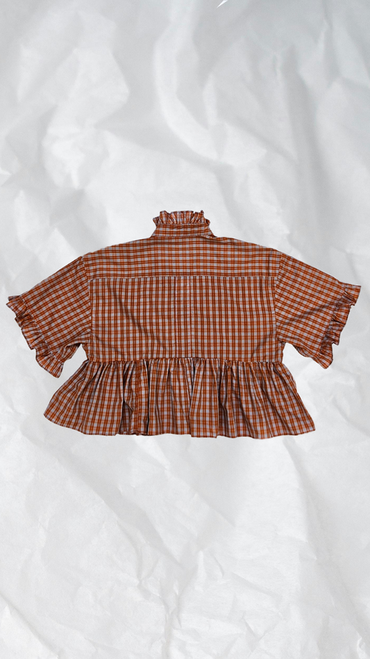 Blouse à carreaux et volants