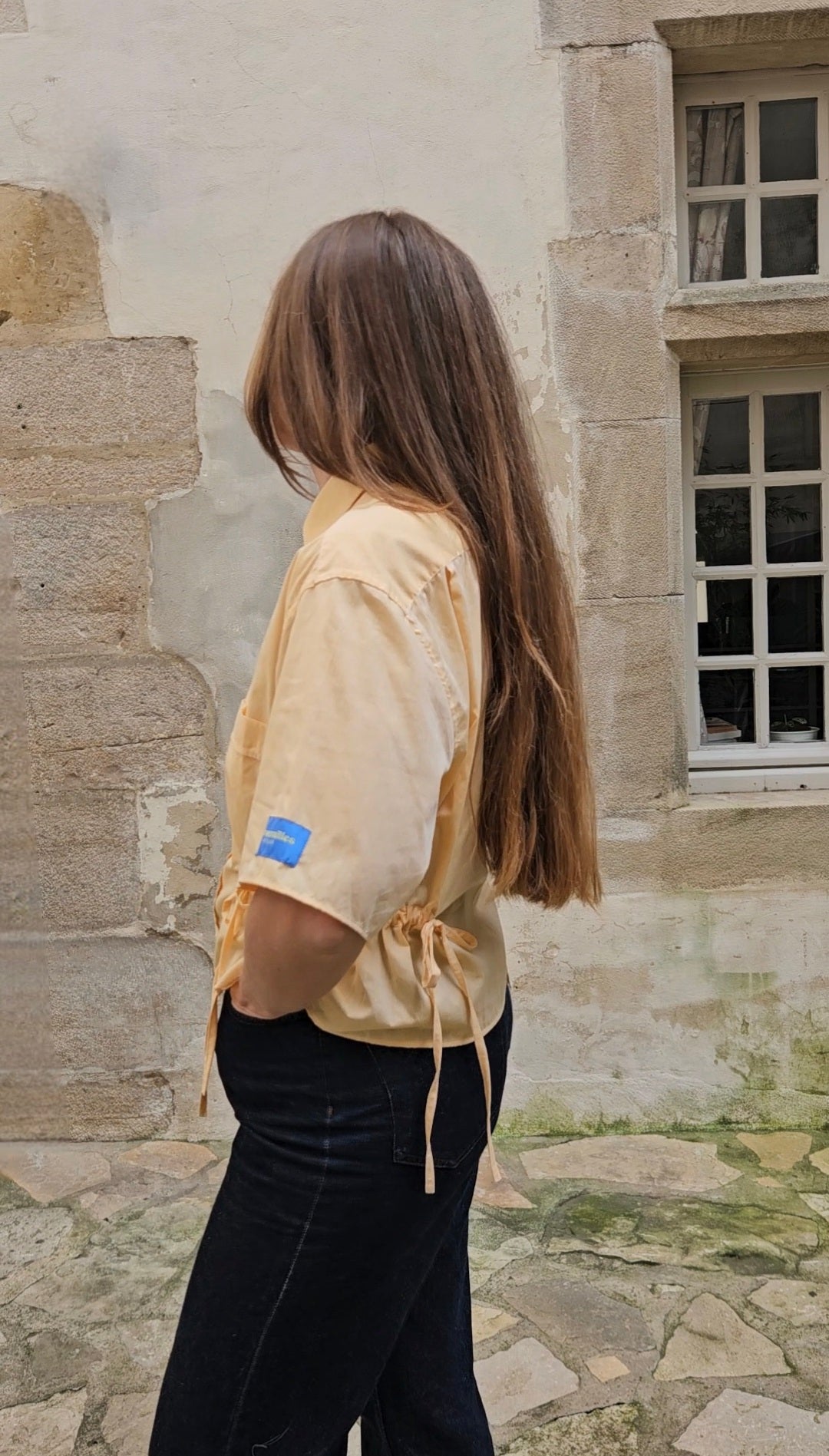 Blouse jaune à nouer