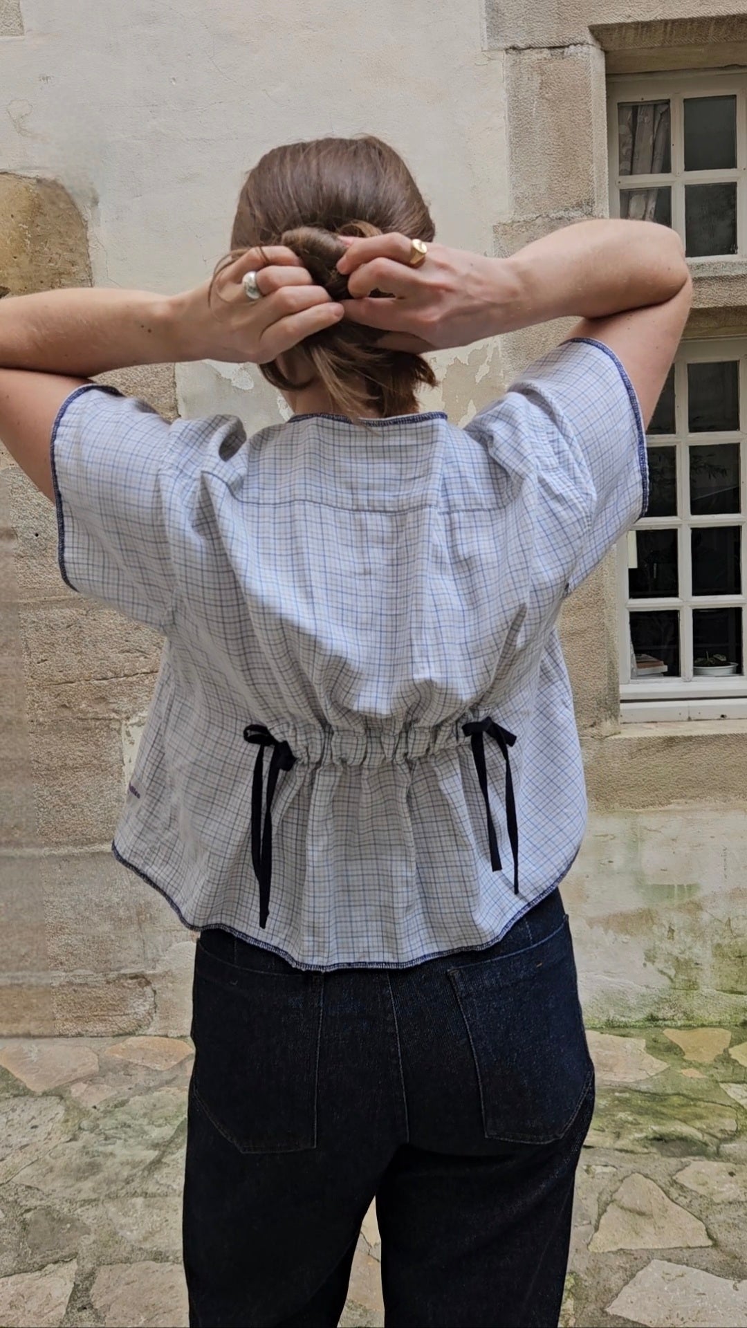 Blouse à carreaux à nouer